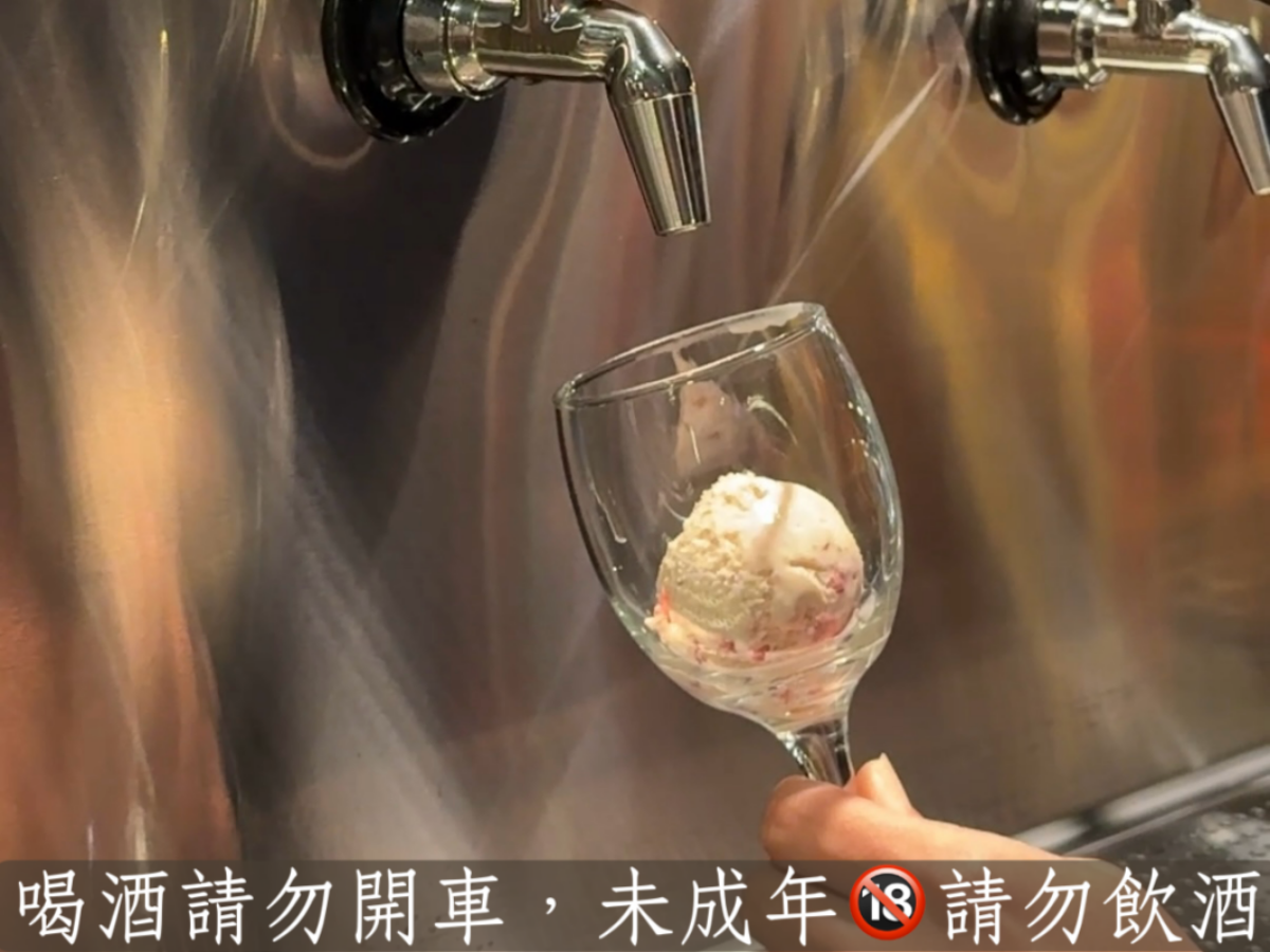 【台北西門火鍋推薦】問鼎 ‧ 皇上吉祥 宮廷火鍋霸氣大升級︱單點及套餐低消$600不分平假日用餐不限時嗨翻天!全台最長酒牆、哈根達斯無限吃 - 第32張圖 【台北西門火鍋推薦】問鼎 ‧ 皇上吉祥 宮廷火鍋霸氣大升級︱單點及套餐低消$600不分平假日用餐不限時嗨翻天!全台最長酒牆、哈根達斯無限吃