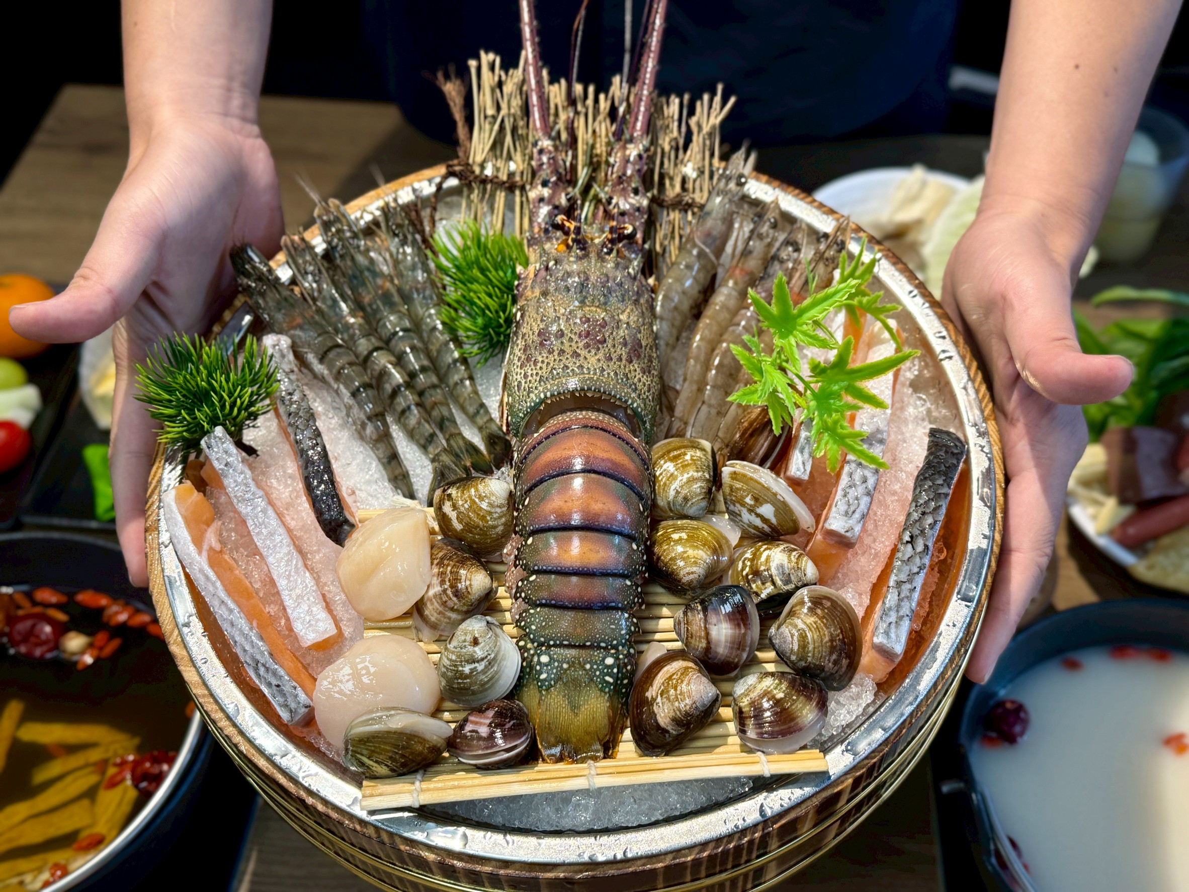 【桃園火鍋推薦】饗點鍋精緻鍋物桃園成功店:18盎司浮誇極寵和牛 + 巨龍龍蝦海陸拼盤還有蔬菜飲料冰淇淋水果自助吧吃到飽 - 第21張圖