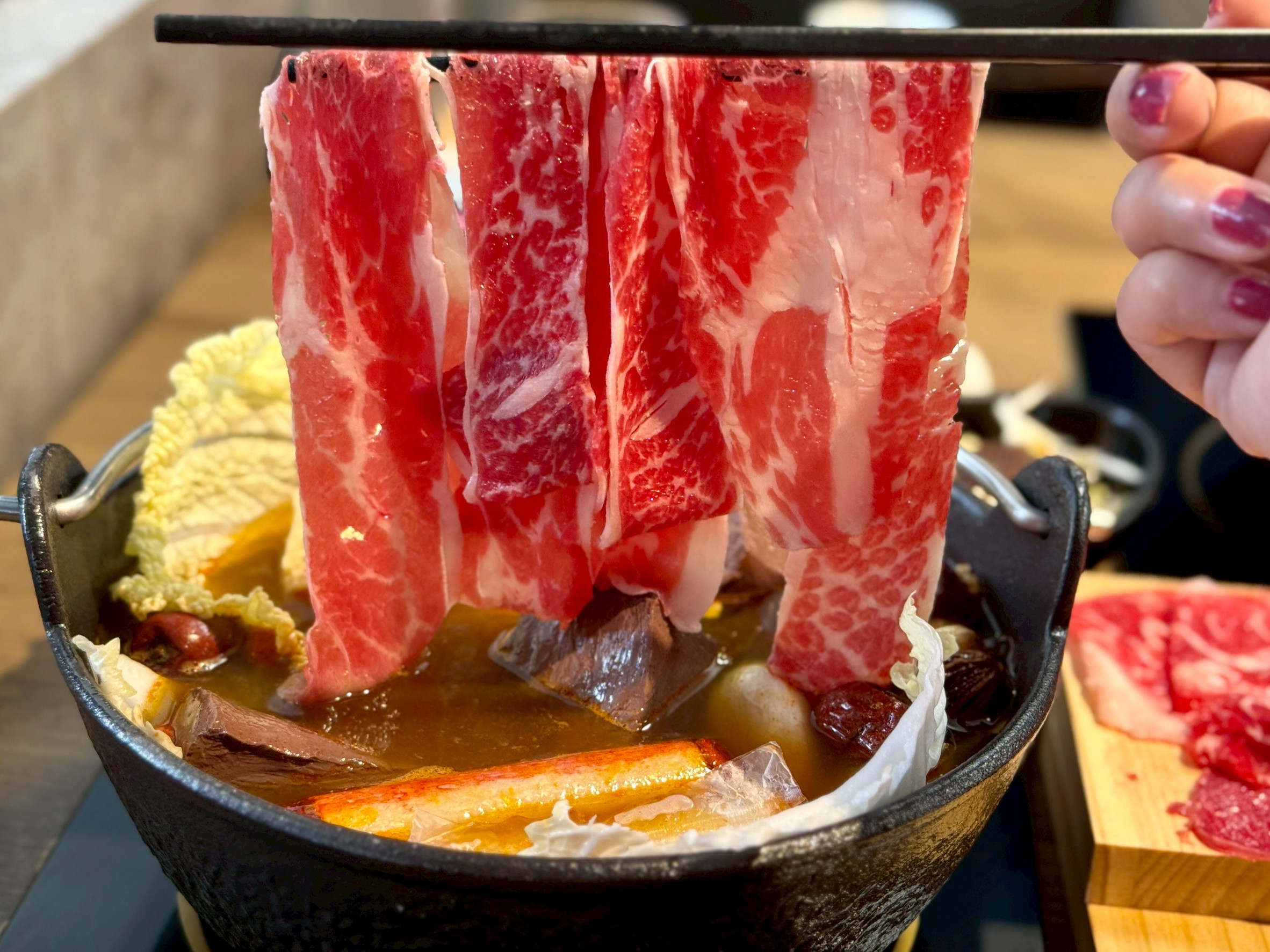 【桃園火鍋推薦】饗點鍋精緻鍋物桃園成功店:18盎司浮誇極寵和牛 + 巨龍龍蝦海陸拼盤還有蔬菜飲料冰淇淋水果自助吧吃到飽 - 第20張圖