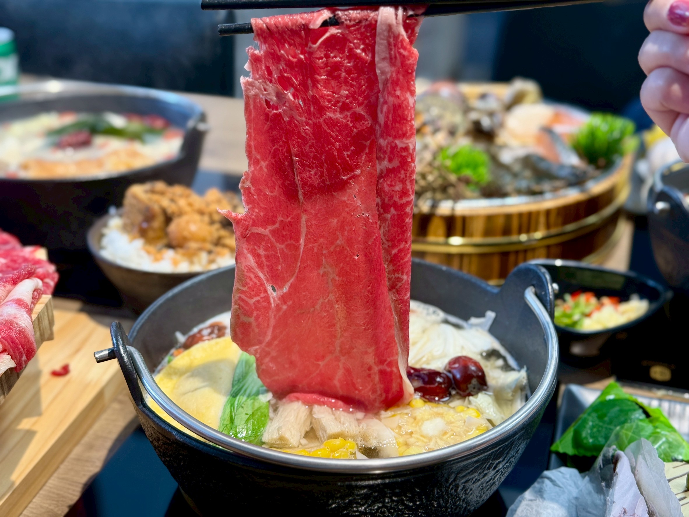 【桃園火鍋推薦】饗點鍋精緻鍋物桃園成功店:18盎司浮誇極寵和牛 + 巨龍龍蝦海陸拼盤還有蔬菜飲料冰淇淋水果自助吧吃到飽 - 第19張圖