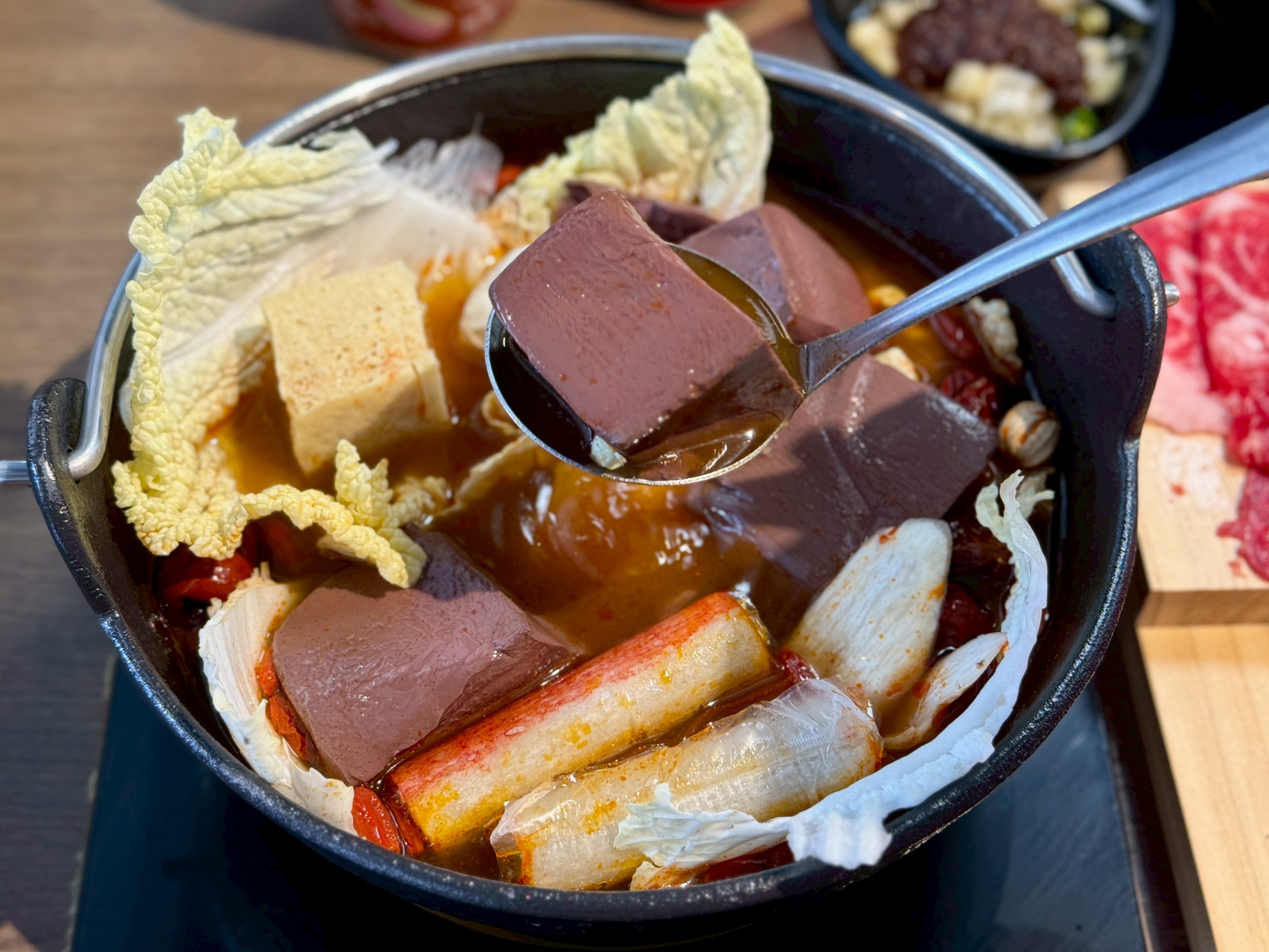 【桃園火鍋推薦】饗點鍋精緻鍋物桃園成功店:18盎司浮誇極寵和牛 + 巨龍龍蝦海陸拼盤還有蔬菜飲料冰淇淋水果自助吧吃到飽 - 第23張圖