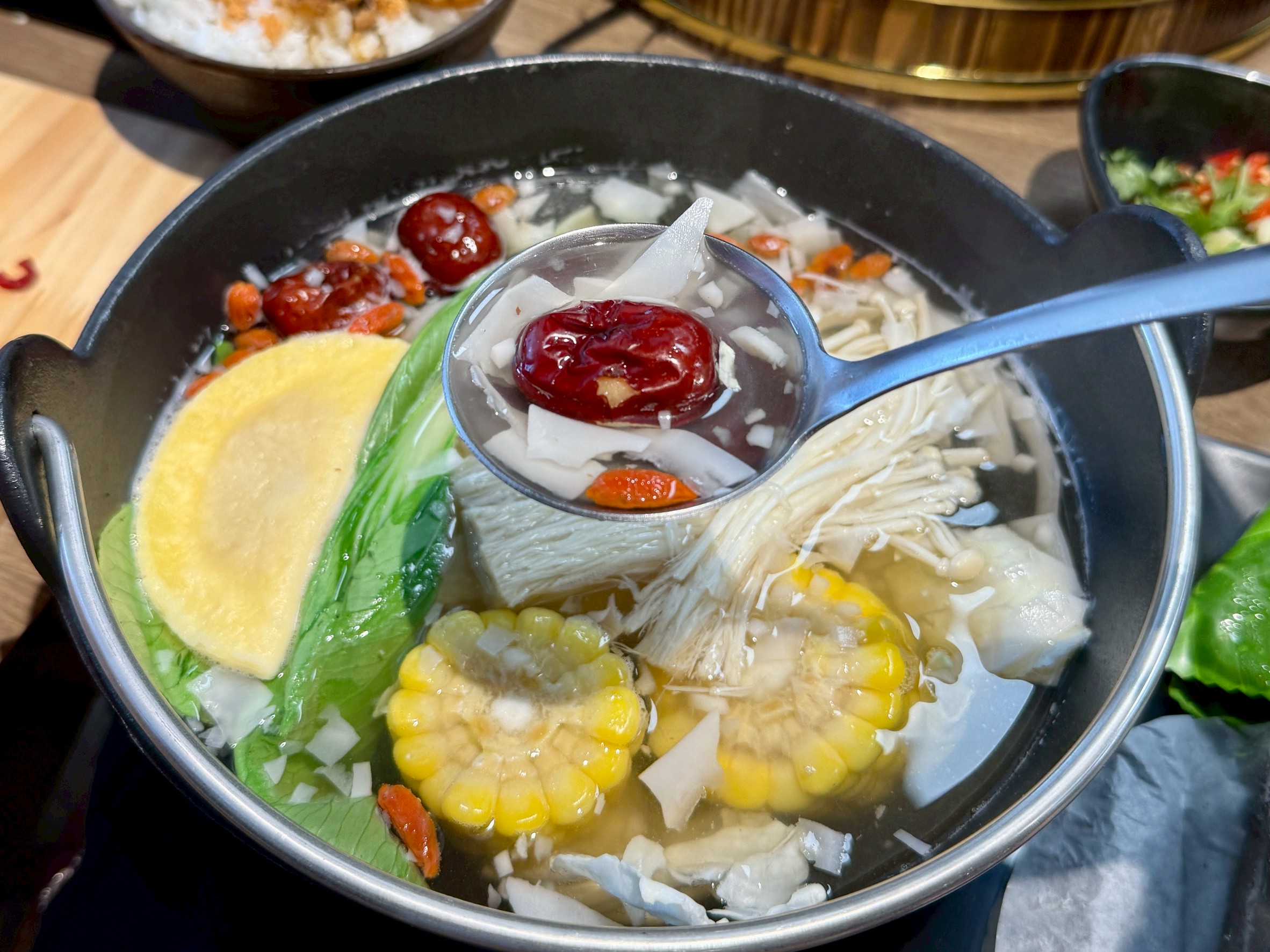 【桃園火鍋推薦】饗點鍋精緻鍋物桃園成功店:18盎司浮誇極寵和牛 + 巨龍龍蝦海陸拼盤還有蔬菜飲料冰淇淋水果自助吧吃到飽 - 第22張圖