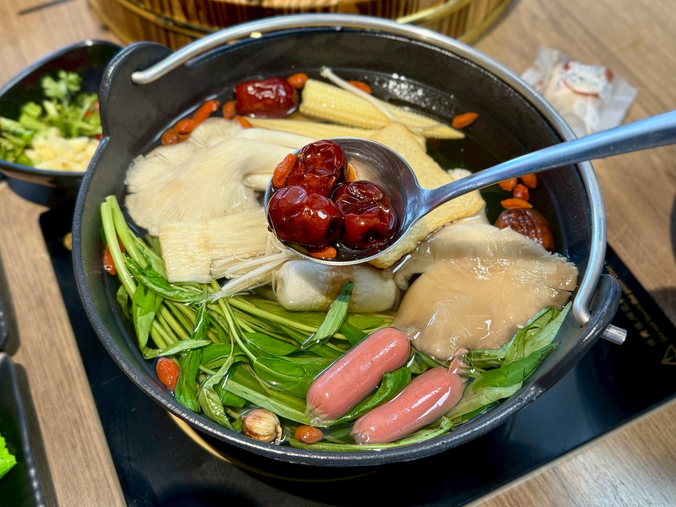 【桃園火鍋推薦】饗點鍋精緻鍋物桃園成功店:18盎司浮誇極寵和牛 + 巨龍龍蝦海陸拼盤還有蔬菜飲料冰淇淋水果自助吧吃到飽 - 第25張圖