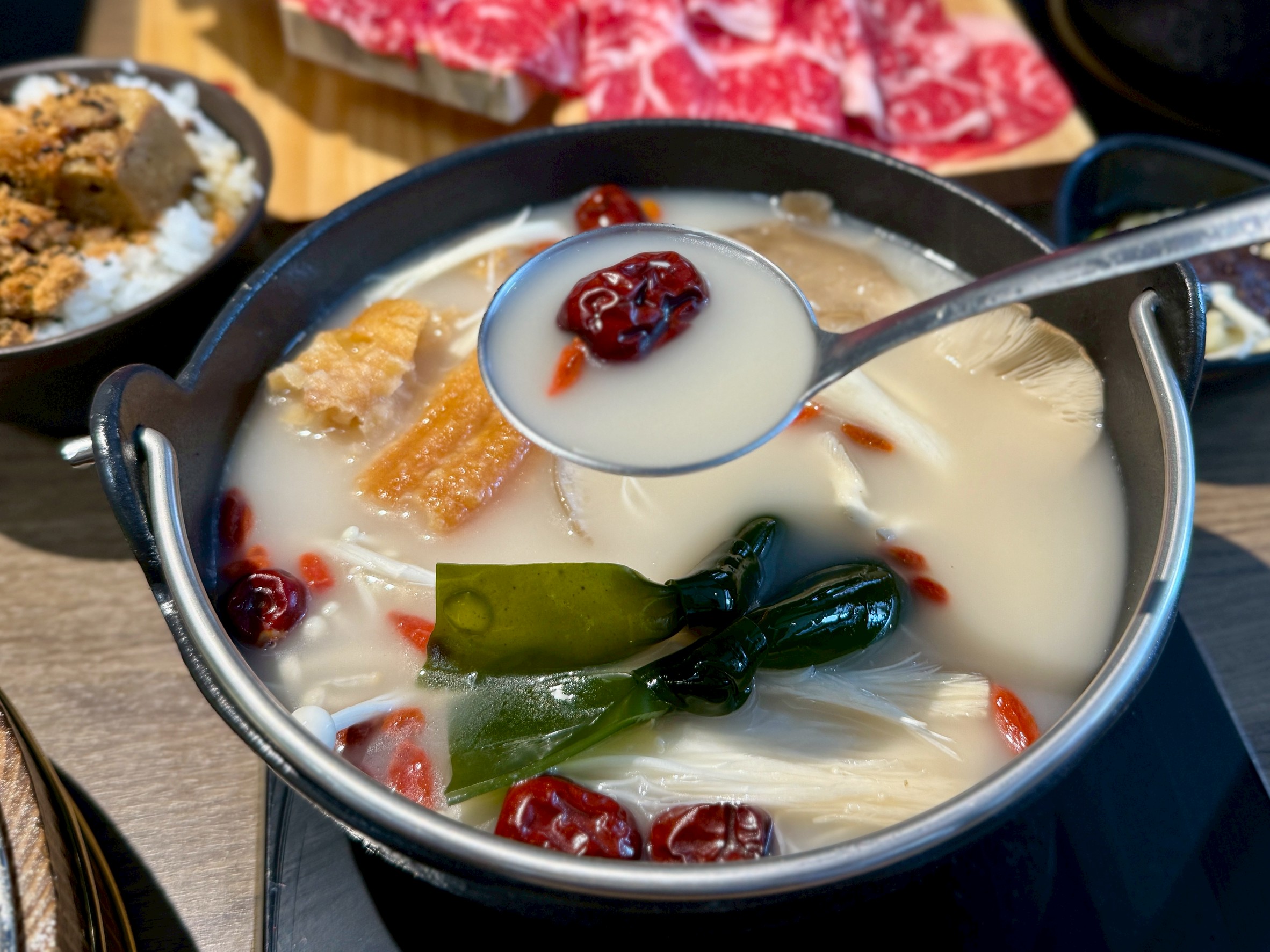 【桃園火鍋推薦】饗點鍋精緻鍋物桃園成功店:18盎司浮誇極寵和牛 + 巨龍龍蝦海陸拼盤還有蔬菜飲料冰淇淋水果自助吧吃到飽 - 第24張圖