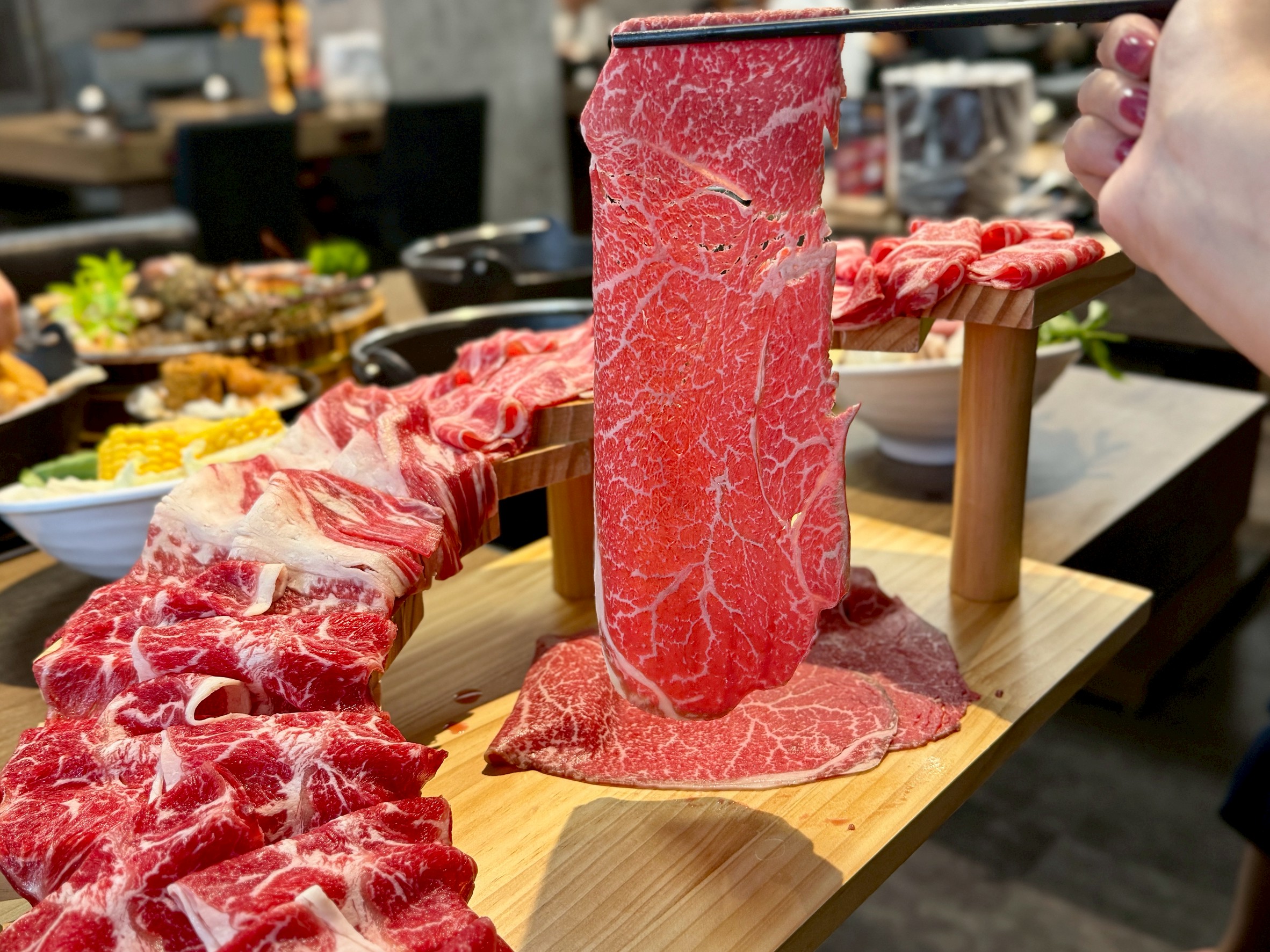 【桃園火鍋推薦】饗點鍋精緻鍋物桃園成功店:18盎司浮誇極寵和牛 + 巨龍龍蝦海陸拼盤還有蔬菜飲料冰淇淋水果自助吧吃到飽 - 第18張圖