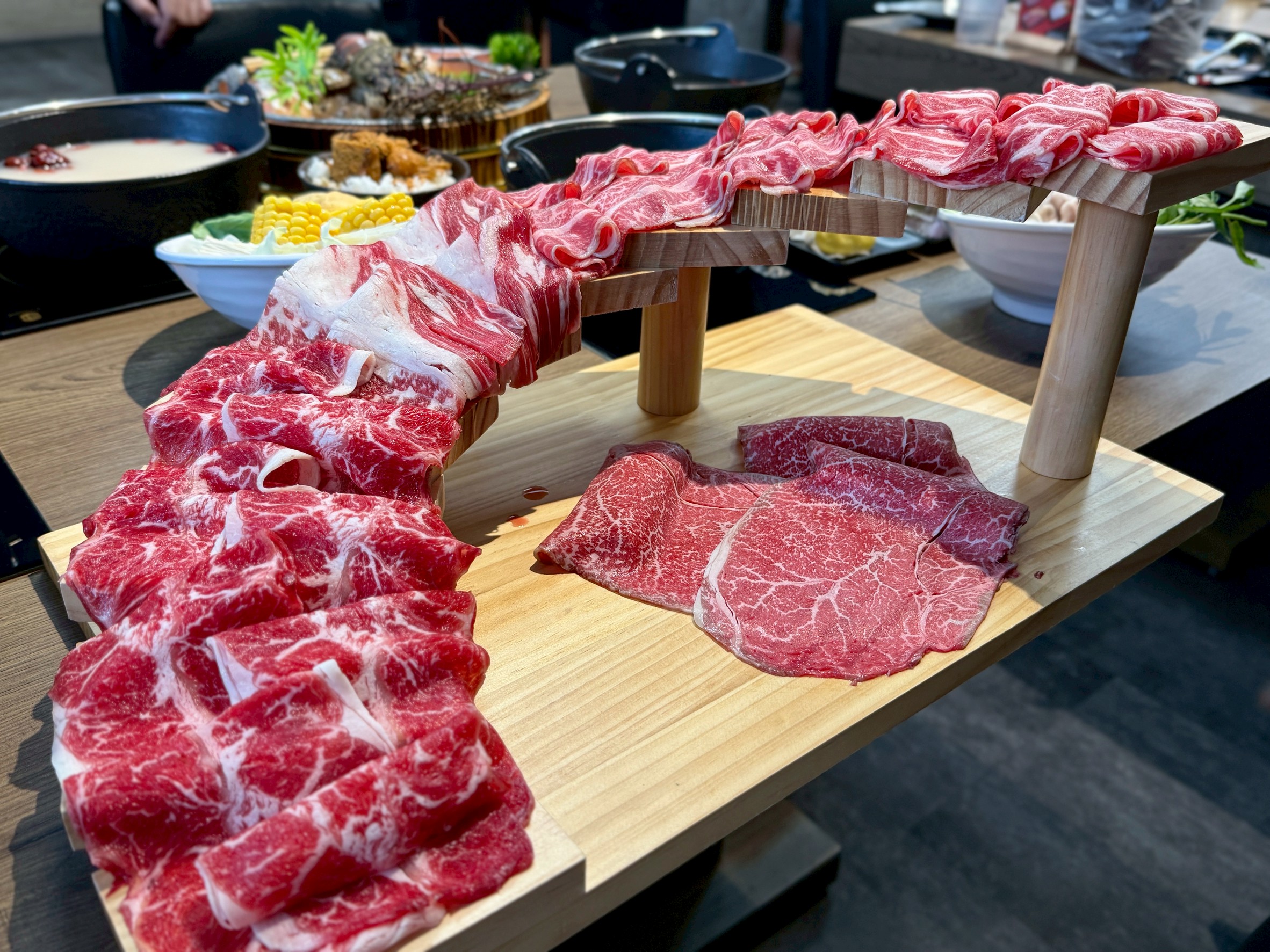 【桃園火鍋推薦】饗點鍋精緻鍋物桃園成功店:18盎司浮誇極寵和牛 + 巨龍龍蝦海陸拼盤還有蔬菜飲料冰淇淋水果自助吧吃到飽 - 第17張圖