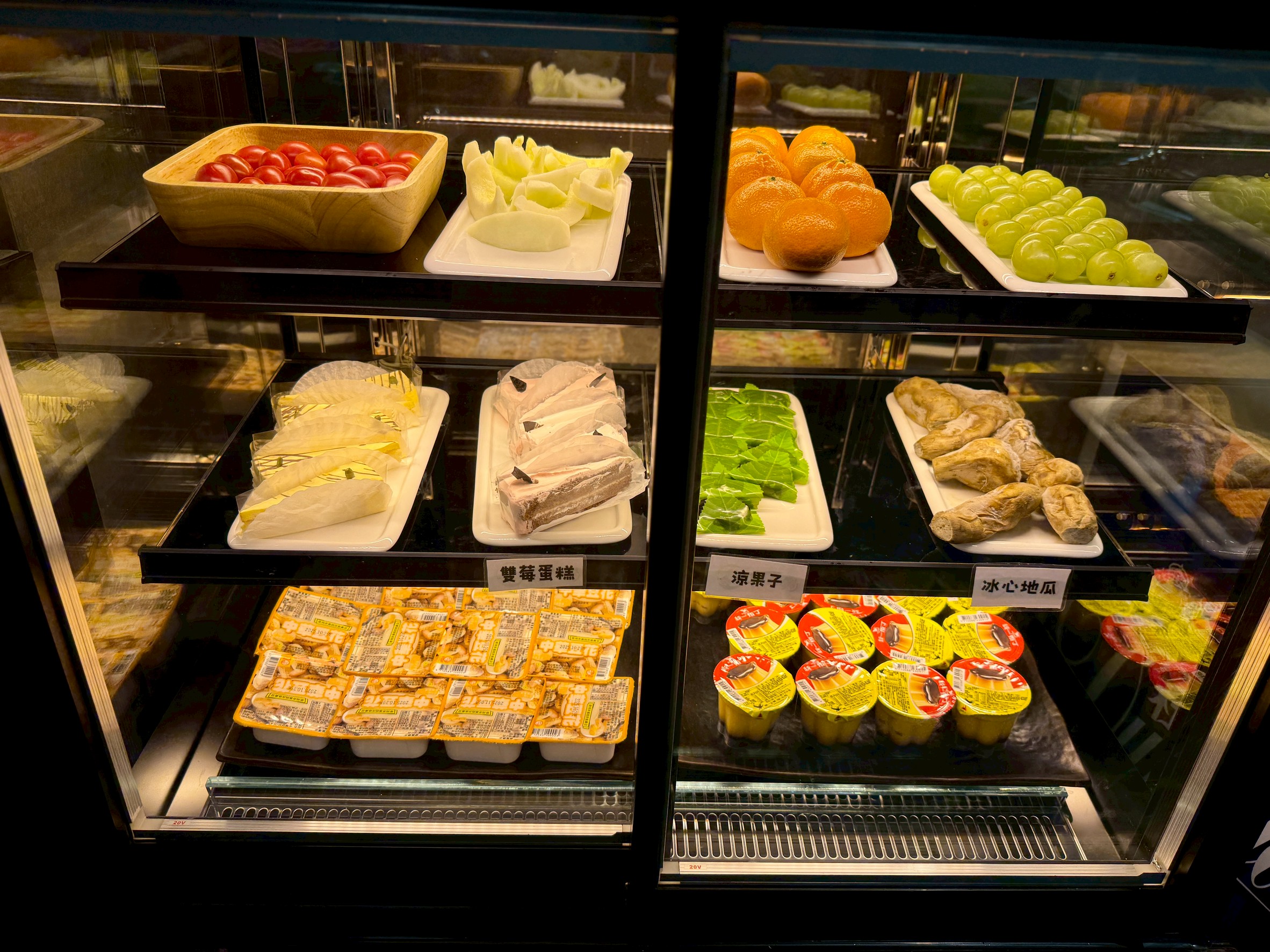 【桃園火鍋推薦】饗點鍋精緻鍋物桃園成功店:18盎司浮誇極寵和牛 + 巨龍龍蝦海陸拼盤還有蔬菜飲料冰淇淋水果自助吧吃到飽 - 第13張圖