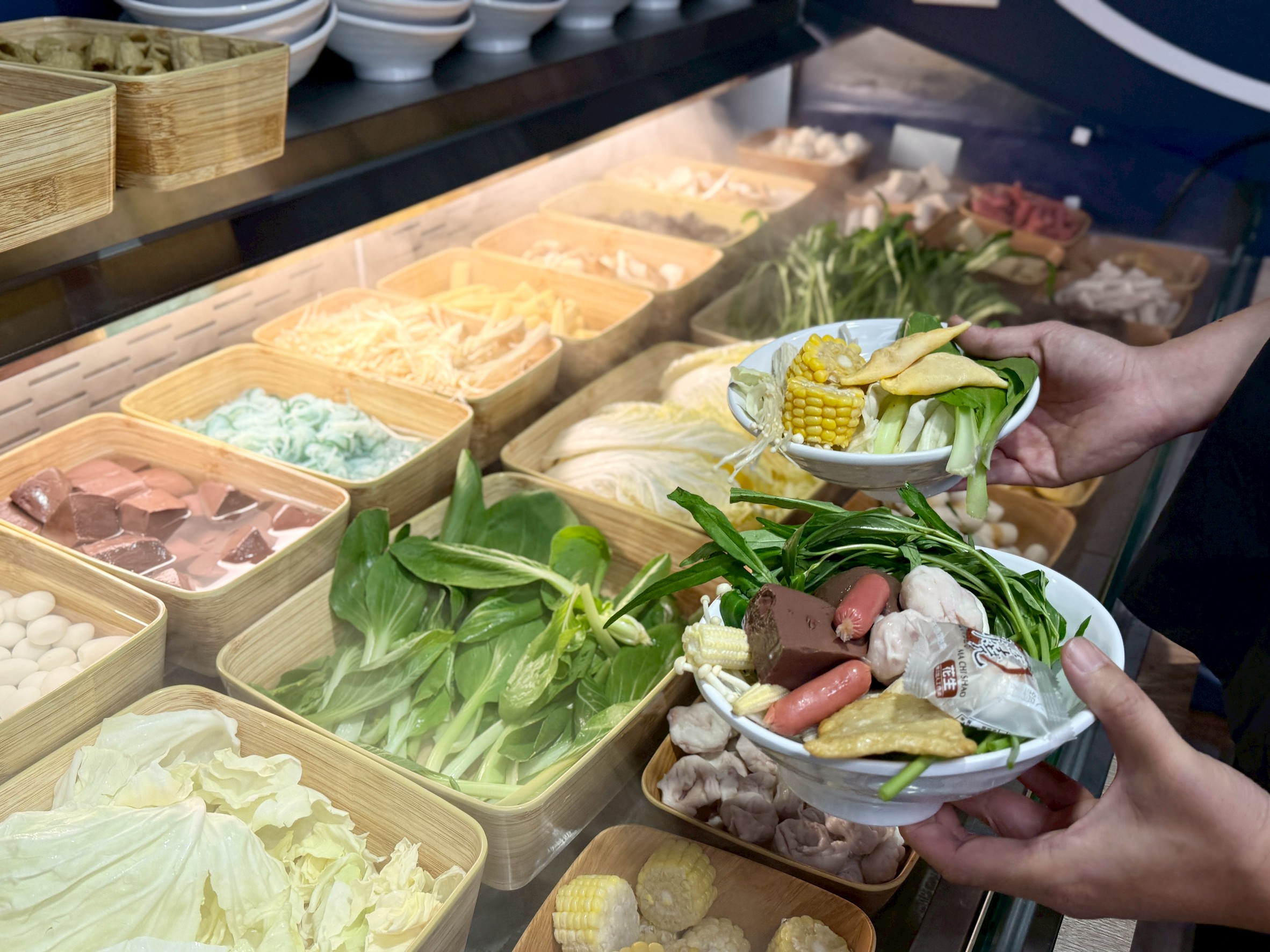 【桃園火鍋推薦】饗點鍋精緻鍋物桃園成功店:18盎司浮誇極寵和牛 + 巨龍龍蝦海陸拼盤還有蔬菜飲料冰淇淋水果自助吧吃到飽 - 第9張圖