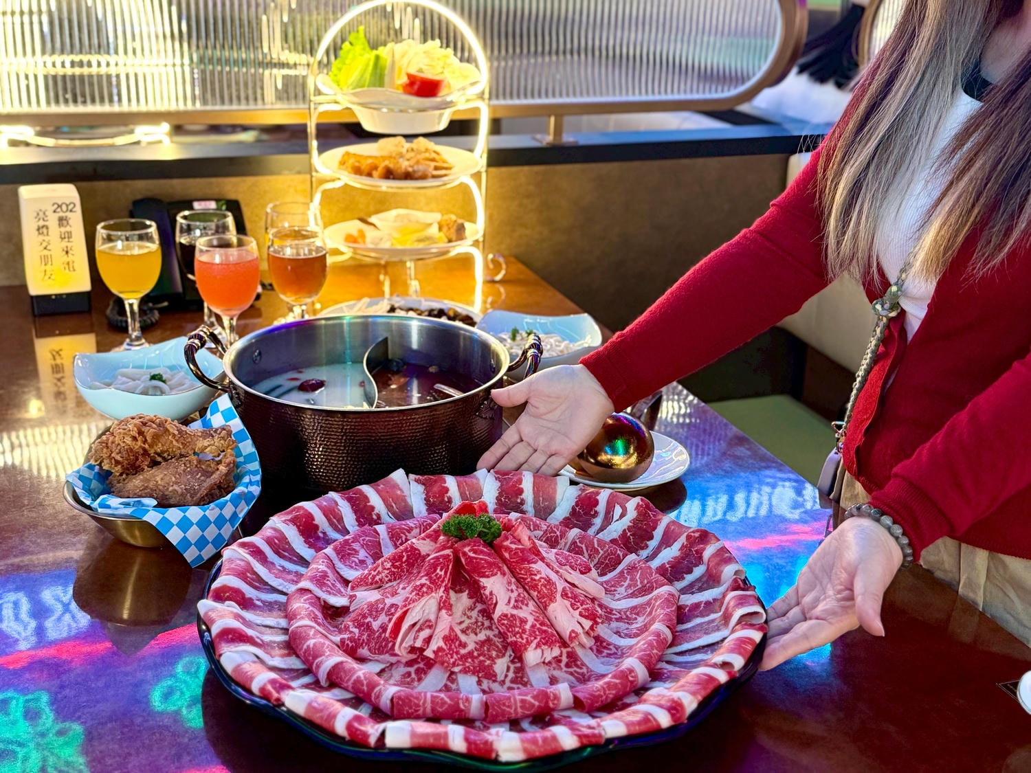 【捷運市政府站美食】精選15家以上必吃美食懶人包︱信義商圈新光三越、微風信義、永吉路美食︱台北捷運美食地圖不斷更新 - 第4張圖 【信義區美食火鍋推薦】椒朋友辛潮麻辣鍋:最潮的火鍋派對 × 酒牆 × DJ 一次全滿足!平日單點低消600不限時嗨翻天!