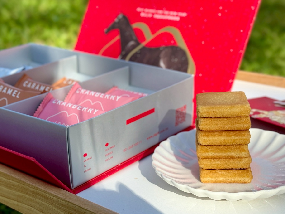 【2026春節禮盒推薦】簡單李:神級奶油夾心餅乾馬年過年禮盒「馭馬歸真」:不只是餅乾,是勇敢與祝福的油畫藝術品! - 第16張圖 【2026春節禮盒推薦】簡單李:神級奶油夾心餅乾馬年過年禮盒「馭馬歸真」:不只是餅乾,是勇敢與祝福的油畫藝術品!