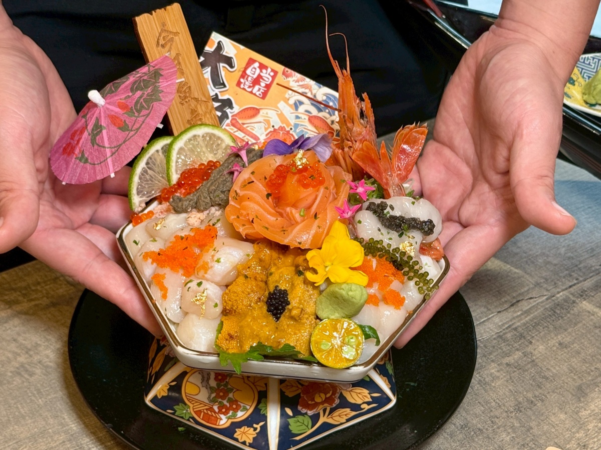 【竹北美食餐廳推薦】今日魚市竹北光明店盛大開幕︱綜合生魚片船只要400元,超豪華究極干貝滿天星丼飯,日式氛圍讓你一秒到日本 - 第1張圖 【竹北美食餐廳推薦】今日魚市竹北光明店盛大開幕︱綜合生魚片船只要400元,超豪華究極干貝滿天星丼飯,日式氛圍讓你一秒到日本