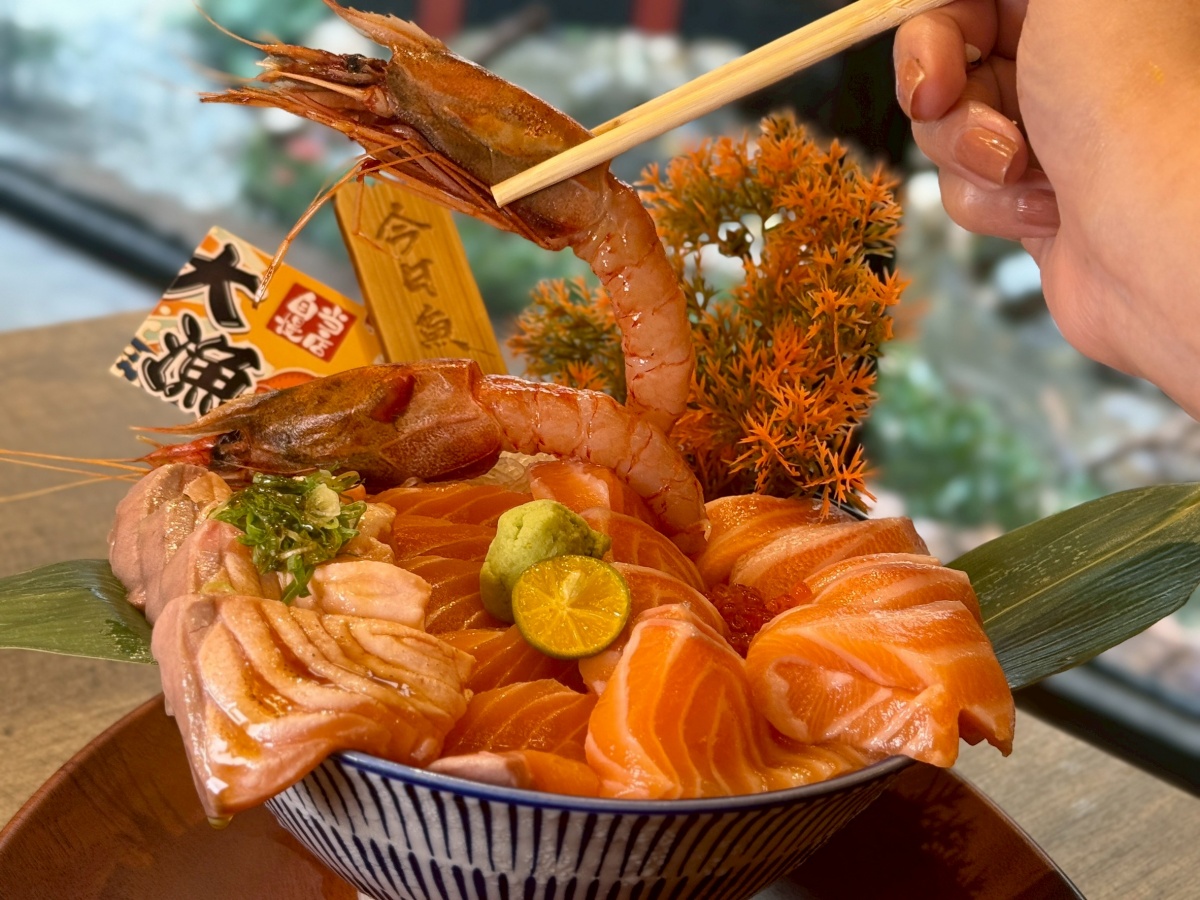 【竹北美食餐廳推薦】今日魚市竹北光明店盛大開幕︱綜合生魚片船只要400元，超豪華究極干貝滿天星丼飯，日式氛圍讓你一秒到日本