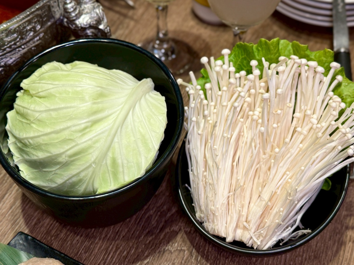 【台北西門火鍋推薦】問鼎 ‧ 皇上吉祥 宮廷火鍋霸氣大升級︱單點及套餐低消$600不分平假日用餐不限時嗨翻天！全台最長酒牆、哈根達斯無限吃