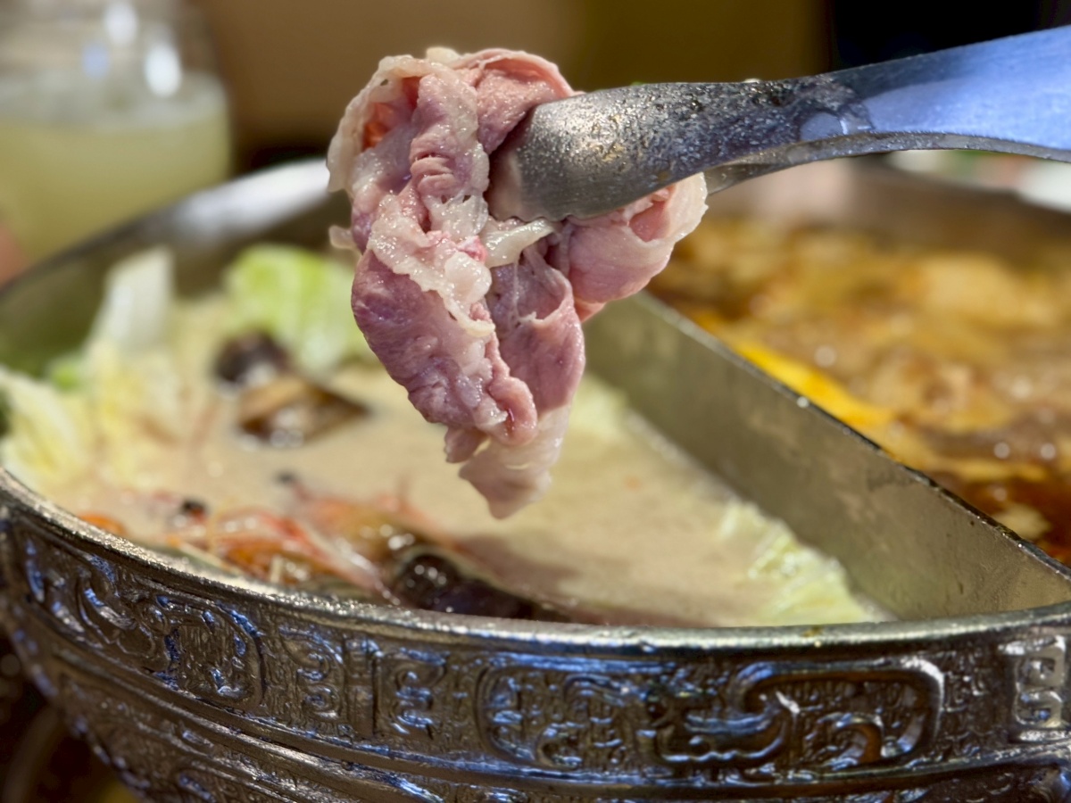 【台北西門火鍋推薦】問鼎 ‧ 皇上吉祥 宮廷火鍋霸氣大升級︱單點及套餐低消$600不分平假日用餐不限時嗨翻天！全台最長酒牆、哈根達斯無限吃