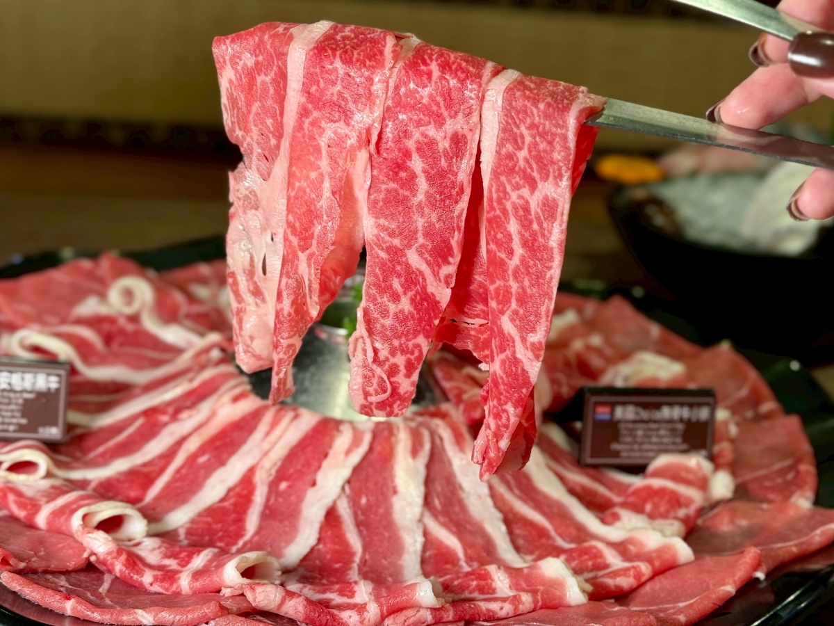 【台北西門火鍋推薦】問鼎 ‧ 皇上吉祥 宮廷火鍋霸氣大升級︱單點及套餐低消$600不分平假日用餐不限時嗨翻天！全台最長酒牆、哈根達斯無限吃