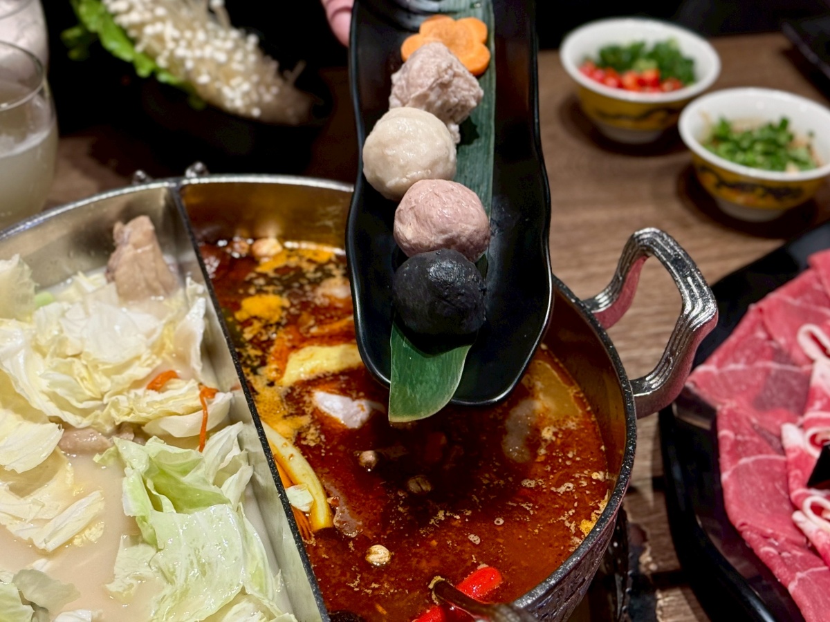 【台北西門火鍋推薦】問鼎 ‧ 皇上吉祥 宮廷火鍋霸氣大升級︱單點及套餐低消$600不分平假日用餐不限時嗨翻天!全台最長酒牆、哈根達斯無限吃 - 第27張圖 【台北西門火鍋推薦】問鼎 ‧ 皇上吉祥 宮廷火鍋霸氣大升級︱單點及套餐低消$600不分平假日用餐不限時嗨翻天!全台最長酒牆、哈根達斯無限吃