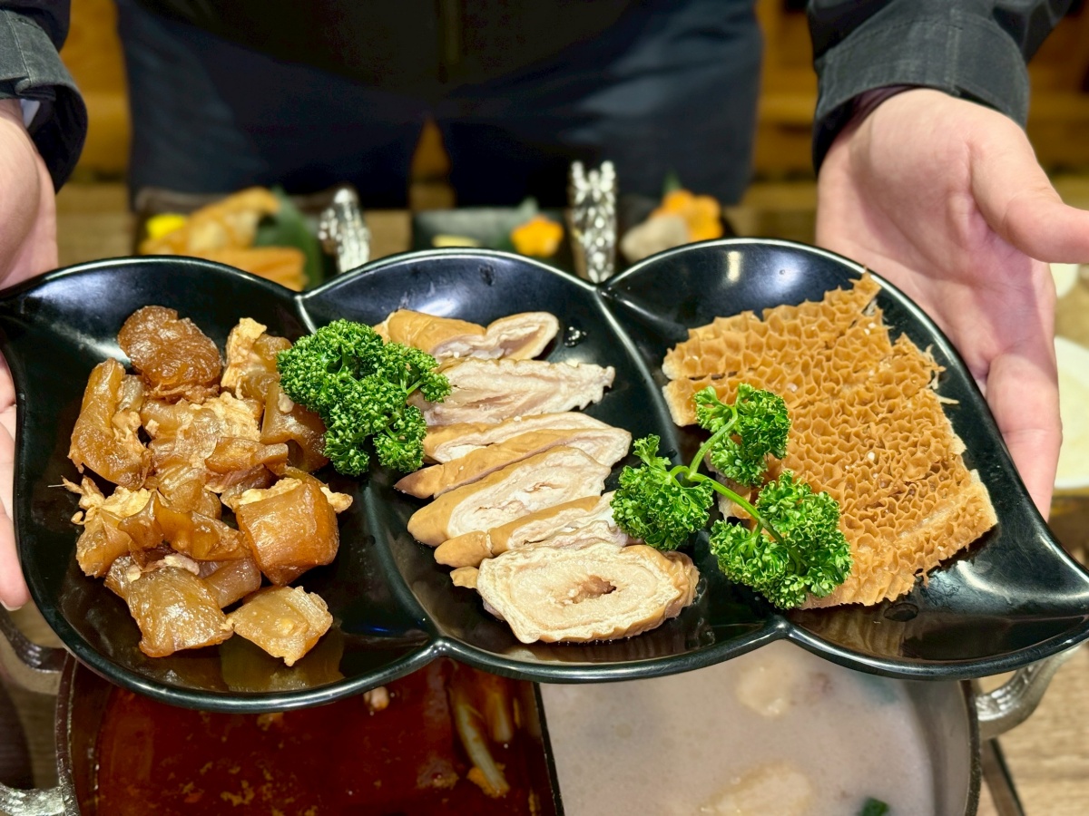 【台北西門火鍋推薦】問鼎 ‧ 皇上吉祥 宮廷火鍋霸氣大升級︱單點及套餐低消$600不分平假日用餐不限時嗨翻天!全台最長酒牆、哈根達斯無限吃 - 第25張圖 【台北西門火鍋推薦】問鼎 ‧ 皇上吉祥 宮廷火鍋霸氣大升級︱單點及套餐低消$600不分平假日用餐不限時嗨翻天!全台最長酒牆、哈根達斯無限吃