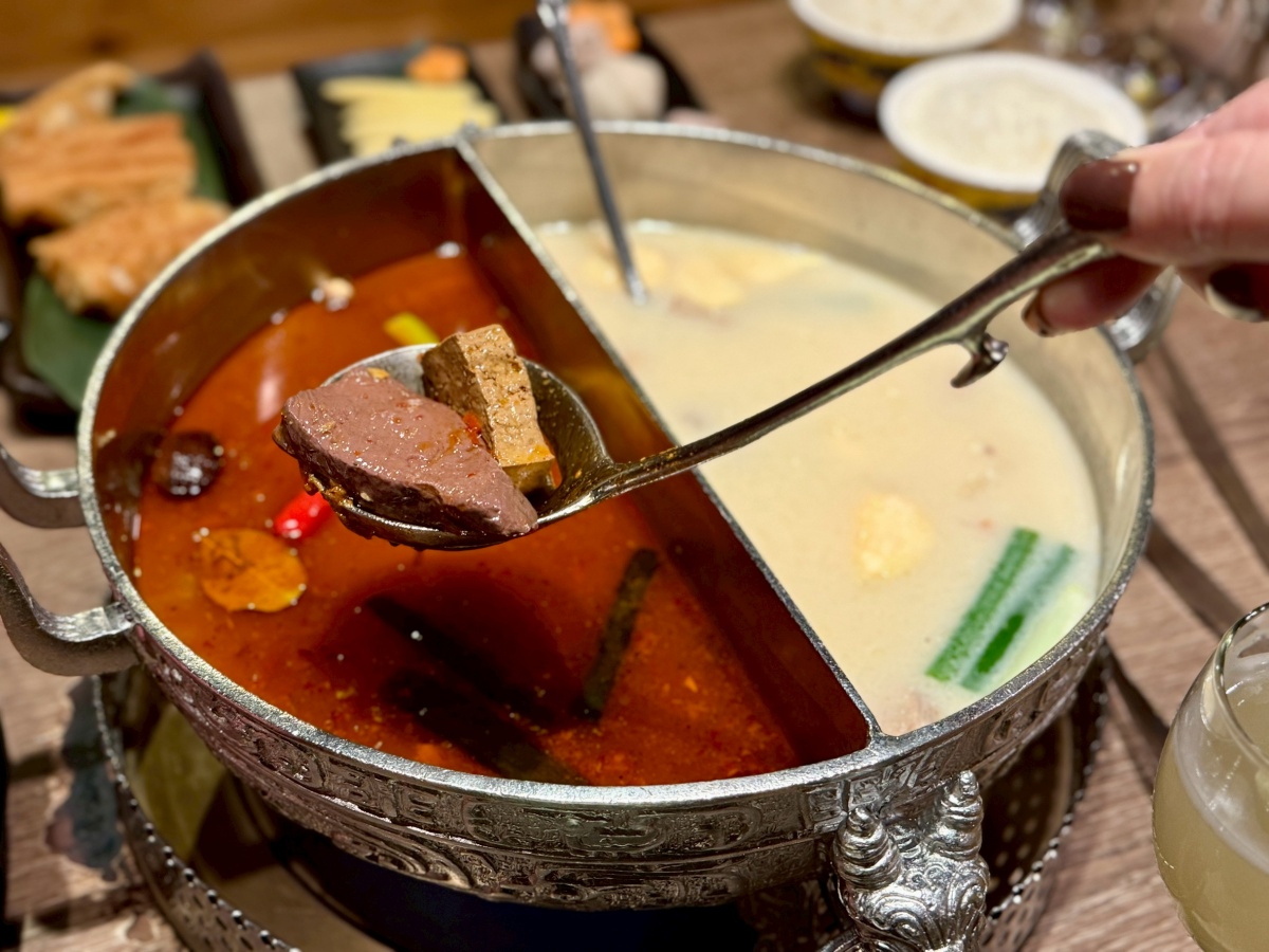 【台北西門火鍋推薦】問鼎 ‧ 皇上吉祥 宮廷火鍋霸氣大升級︱單點及套餐低消$600不分平假日用餐不限時嗨翻天!全台最長酒牆、哈根達斯無限吃 - 第17張圖 【台北西門火鍋推薦】問鼎 ‧ 皇上吉祥 宮廷火鍋霸氣大升級︱單點及套餐低消$600不分平假日用餐不限時嗨翻天!全台最長酒牆、哈根達斯無限吃