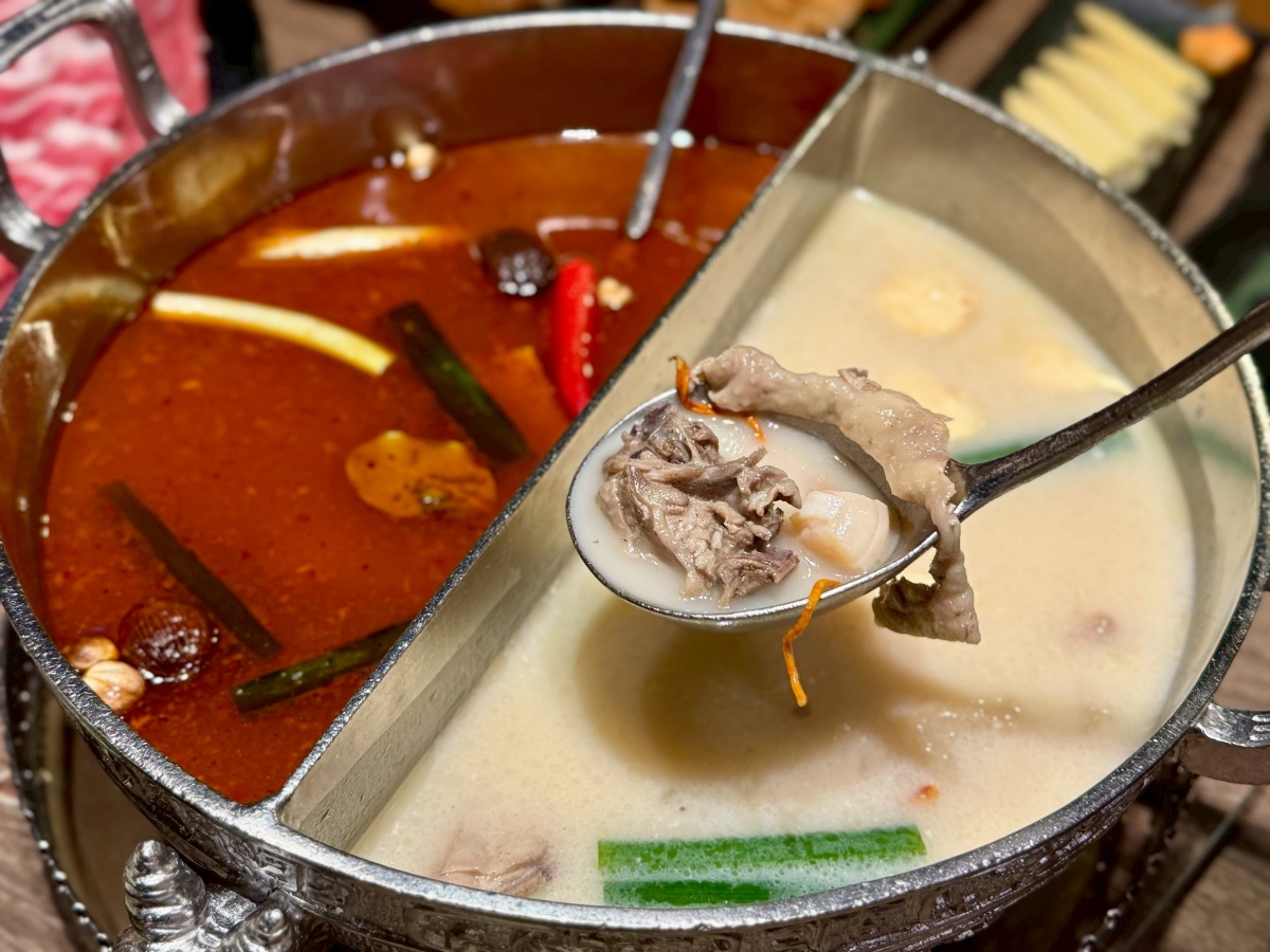 【台北西門火鍋推薦】問鼎 ‧ 皇上吉祥 宮廷火鍋霸氣大升級︱單點及套餐低消$600不分平假日用餐不限時嗨翻天!全台最長酒牆、哈根達斯無限吃 - 第18張圖 【台北西門火鍋推薦】問鼎 ‧ 皇上吉祥 宮廷火鍋霸氣大升級︱單點及套餐低消$600不分平假日用餐不限時嗨翻天!全台最長酒牆、哈根達斯無限吃