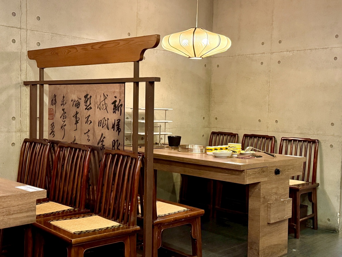 【台北西門火鍋推薦】問鼎 ‧ 皇上吉祥 宮廷火鍋霸氣大升級︱單點及套餐低消$600不分平假日用餐不限時嗨翻天！全台最長酒牆、哈根達斯無限吃