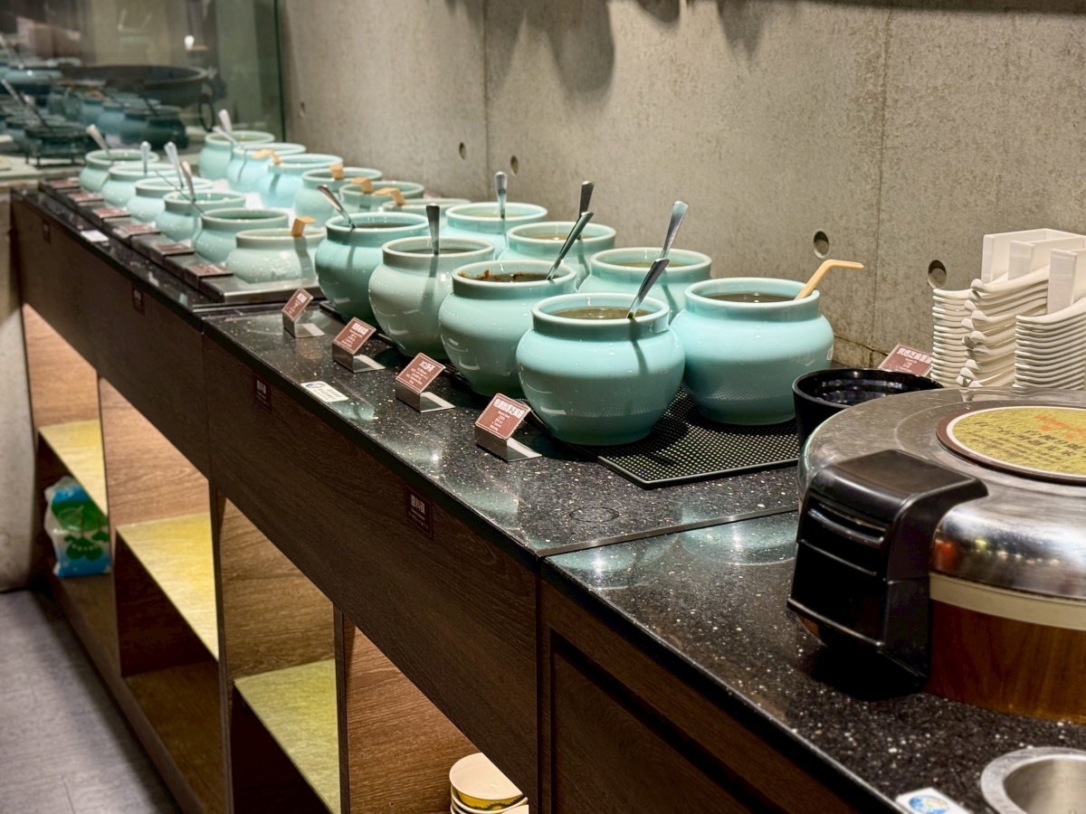 【台北西門火鍋推薦】問鼎 ‧ 皇上吉祥 宮廷火鍋霸氣大升級︱單點及套餐低消$600不分平假日用餐不限時嗨翻天!全台最長酒牆、哈根達斯無限吃 - 第9張圖 【台北西門火鍋推薦】問鼎 ‧ 皇上吉祥 宮廷火鍋霸氣大升級︱單點及套餐低消$600不分平假日用餐不限時嗨翻天!全台最長酒牆、哈根達斯無限吃