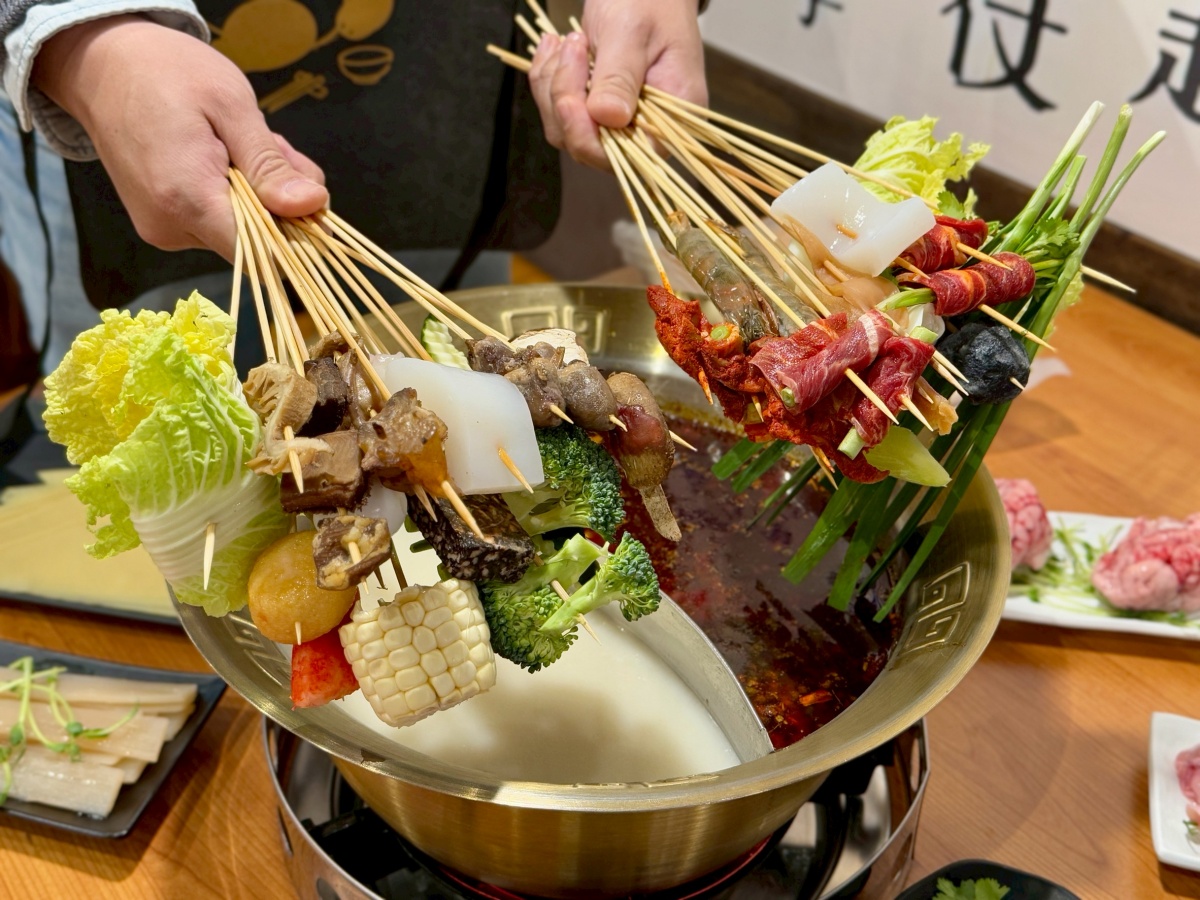 【永和美食推薦】饗串串成都麻辣串串鍋︱麻辣鍋vs奶香胡椒雞自助式擼串隨你拿，一串只要10元
