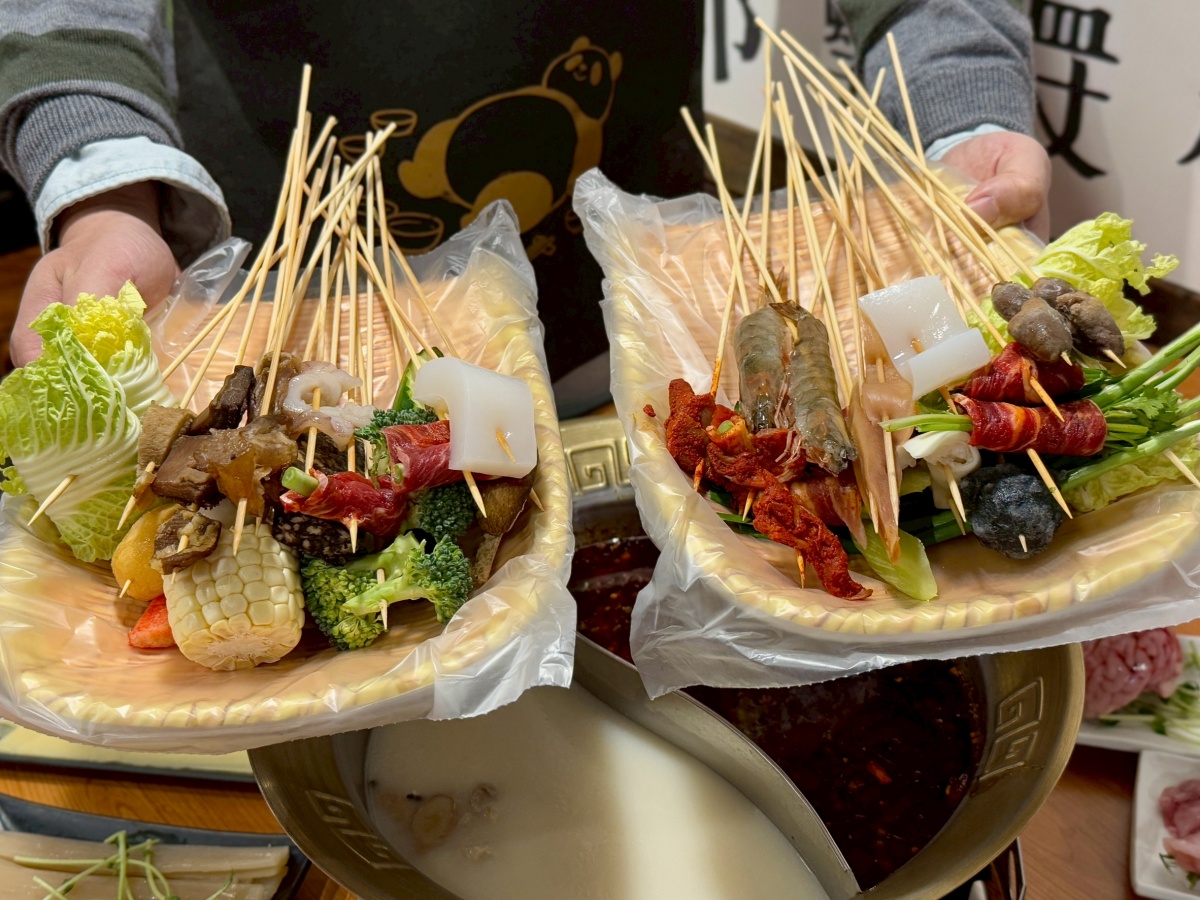 【永和美食推薦】饗串串成都麻辣串串鍋︱麻辣鍋vs奶香胡椒雞自助式擼串隨你拿，一串只要10元