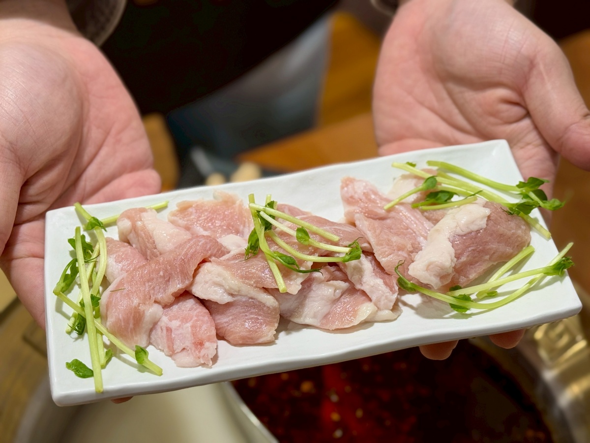 【永和美食推薦】饗串串成都麻辣串串鍋︱麻辣鍋vs奶香胡椒雞自助式擼串隨你拿，一串只要10元