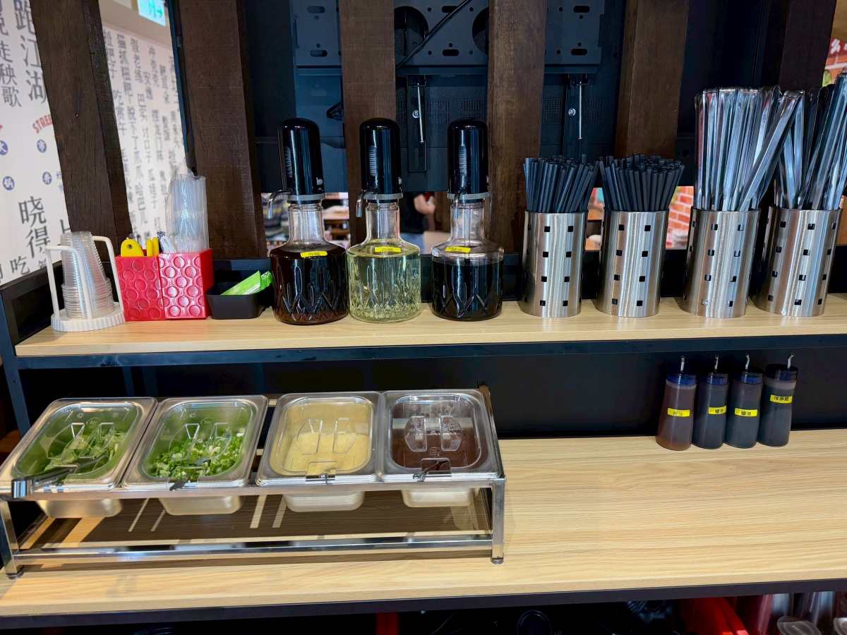 【永和美食推薦】饗串串成都麻辣串串鍋︱麻辣鍋vs奶香胡椒雞自助式擼串隨你拿，一串只要10元