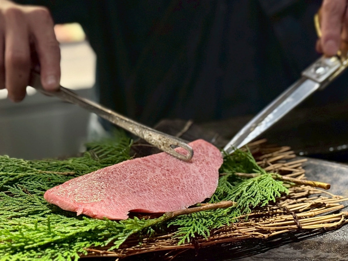 【台北頂級燒肉推薦】碳探和牛專門店：老饕必吃專業代烤碳火燒肉、70年老宅僅 12 席！海膽握壽司、和牛三明治，台北約會慶生聚餐推薦