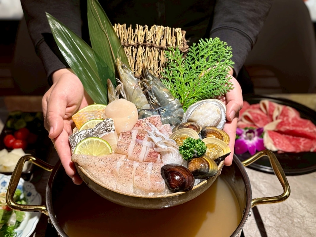 【台北大安火鍋推薦】聚食釜：台式頂級蝦湯鍋物，蝦湯濃郁爆表還可以升級黃金雜炊