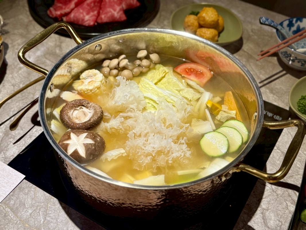 【台北大安火鍋推薦】聚食釜：台式頂級蝦湯鍋物，蝦湯濃郁爆表還可以升級黃金雜炊