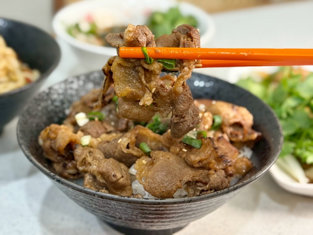 【三重美食小吃推薦】一記麻(雞湯.麻辣.台式滷味)香菜皮蛋麵控的最愛、紅油抄手還有肉滿滿的韓式烤肉飯、麻辣滷肉飯 - 第13張圖 【三重美食小吃推薦】一記麻(雞湯.麻辣.台式滷味)香菜皮蛋麵控的最愛、紅油抄手還有肉滿滿的韓式烤肉飯、麻辣滷肉飯