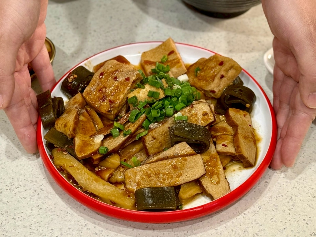 【三重美食小吃推薦】一記麻（雞湯.麻辣.台式滷味）香菜皮蛋麵控的最愛、紅油抄手還有肉滿滿的韓式烤肉飯、麻辣滷肉飯