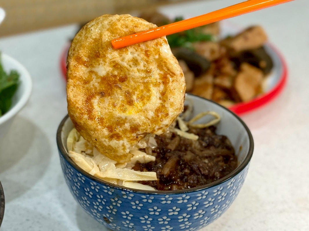 【三重美食小吃推薦】一記麻(雞湯.麻辣.台式滷味)香菜皮蛋麵控的最愛、紅油抄手還有肉滿滿的韓式烤肉飯、麻辣滷肉飯 - 第15張圖 【三重美食小吃推薦】一記麻(雞湯.麻辣.台式滷味)香菜皮蛋麵控的最愛、紅油抄手還有肉滿滿的韓式烤肉飯、麻辣滷肉飯