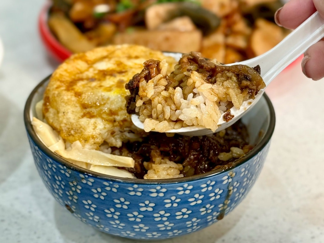 【三重美食小吃推薦】一記麻(雞湯.麻辣.台式滷味)香菜皮蛋麵控的最愛、紅油抄手還有肉滿滿的韓式烤肉飯、麻辣滷肉飯 - 第16張圖 【三重美食小吃推薦】一記麻(雞湯.麻辣.台式滷味)香菜皮蛋麵控的最愛、紅油抄手還有肉滿滿的韓式烤肉飯、麻辣滷肉飯