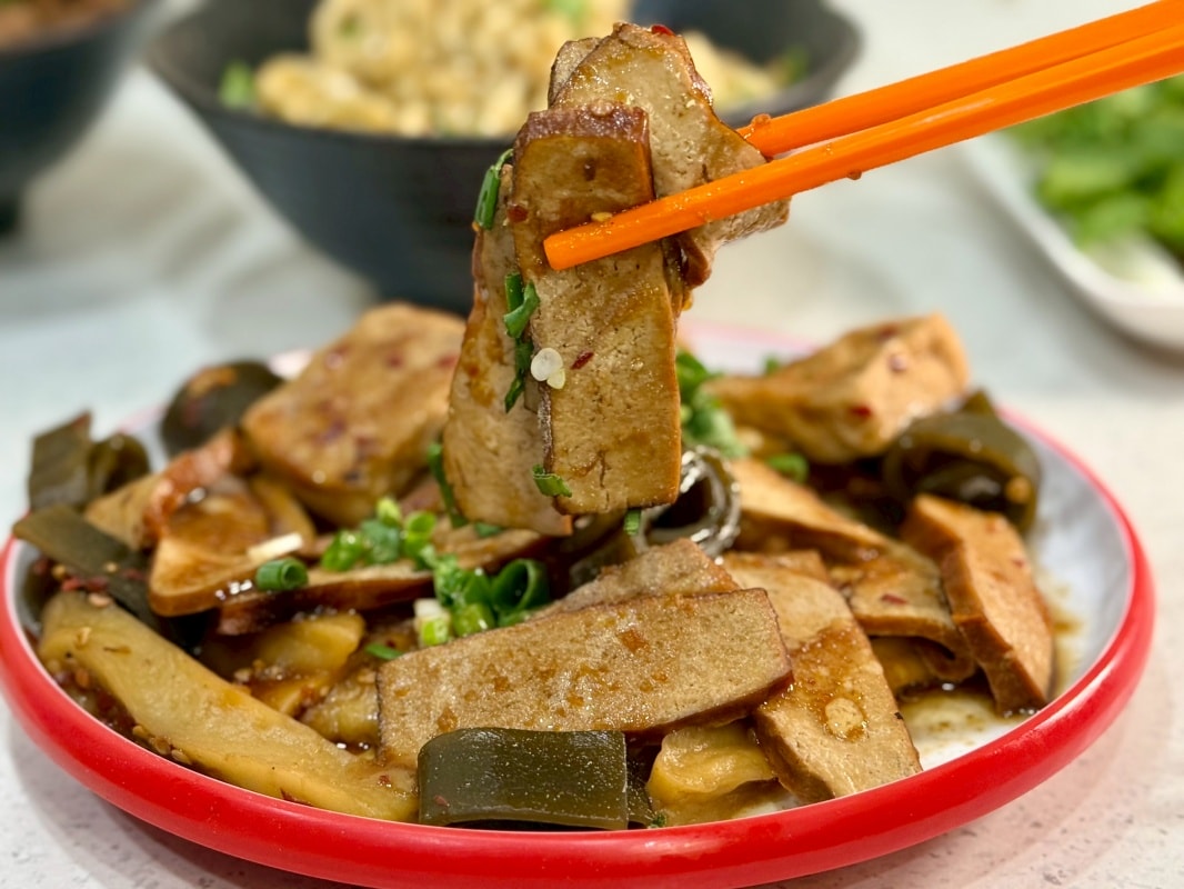 【三重美食小吃推薦】一記麻（雞湯.麻辣.台式滷味）香菜皮蛋麵控的最愛、紅油抄手還有肉滿滿的韓式烤肉飯、麻辣滷肉飯