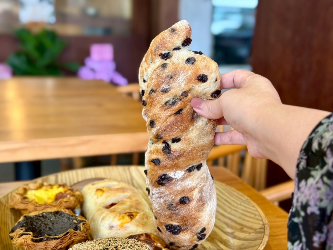 【新店美食】山崴烘焙寶橋店盛大開幕！三座世界麵包冠軍獎座坐鎮，必吃「鐵定旺」、千層蛋塔全攻略