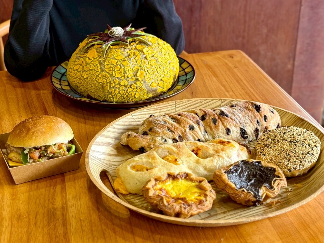 【新店美食】山崴烘焙寶橋店盛大開幕!三座世界麵包冠軍獎座坐鎮,必吃「鐵定旺」、千層蛋塔全攻略 - 第1張圖 【新店美食】山崴烘焙寶橋店盛大開幕!三座世界麵包冠軍獎座坐鎮,必吃「鐵定旺」、千層蛋塔全攻略
