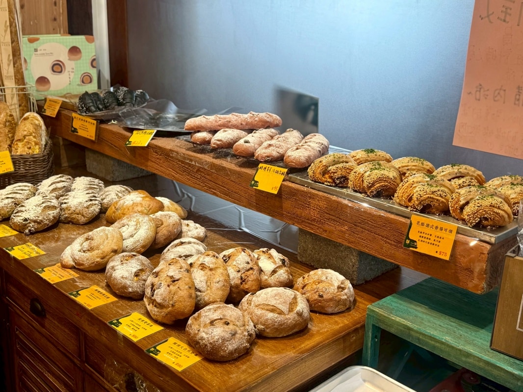 【新店美食】山崴烘焙寶橋店盛大開幕!三座世界麵包冠軍獎座坐鎮,必吃「鐵定旺」、千層蛋塔全攻略 - 第6張圖 【新店美食】山崴烘焙寶橋店盛大開幕!三座世界麵包冠軍獎座坐鎮,必吃「鐵定旺」、千層蛋塔全攻略