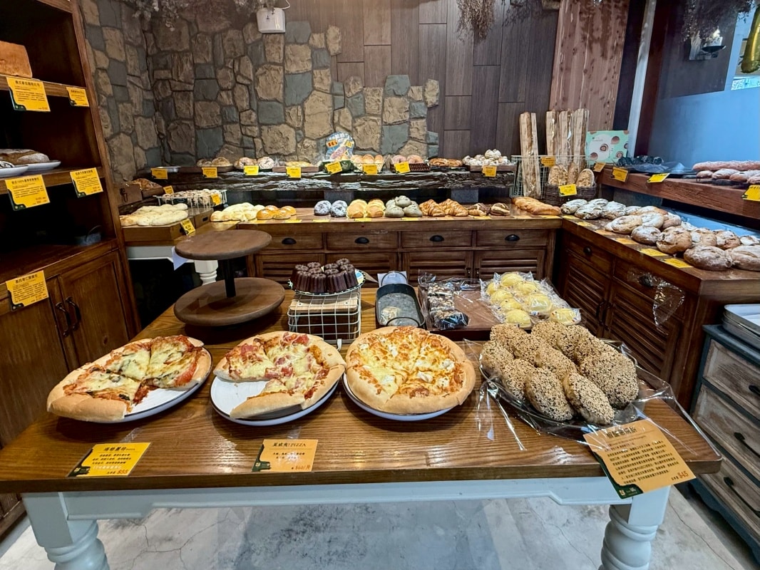 【新店美食】山崴烘焙寶橋店盛大開幕!三座世界麵包冠軍獎座坐鎮,必吃「鐵定旺」、千層蛋塔全攻略 - 第4張圖 【新店美食】山崴烘焙寶橋店盛大開幕!三座世界麵包冠軍獎座坐鎮,必吃「鐵定旺」、千層蛋塔全攻略