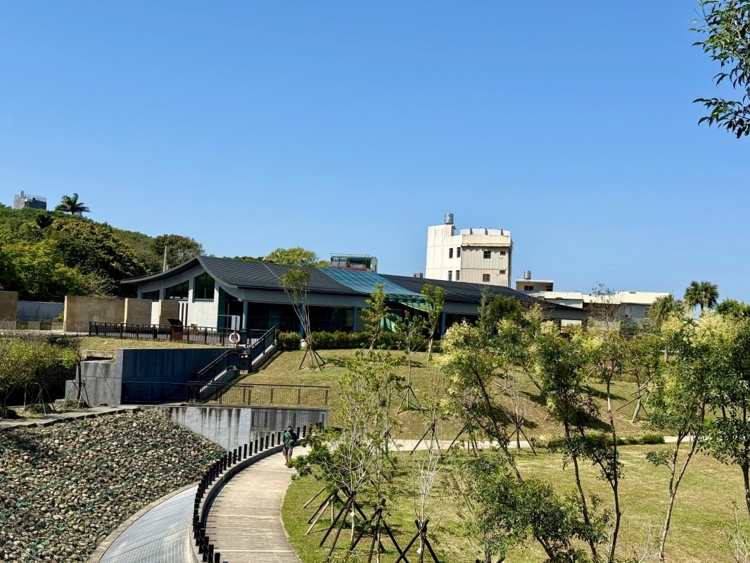 【桃園新景觀餐廳】Moon Island 沐嶋 Bistro桃園旗艦店:座落龍山生態公園綠意中的灰色美學,人氣景點龍山地下宮殿,內壢網美餐廳打卡新地標(內有最新菜單) - 第4張圖 【桃園新景觀餐廳】Moon Island 沐嶋 Bistro桃園旗艦店:座落龍山生態公園綠意中的灰色美學,人氣景點龍山地下宮殿,內壢網美餐廳打卡新地標(內有最新菜單)