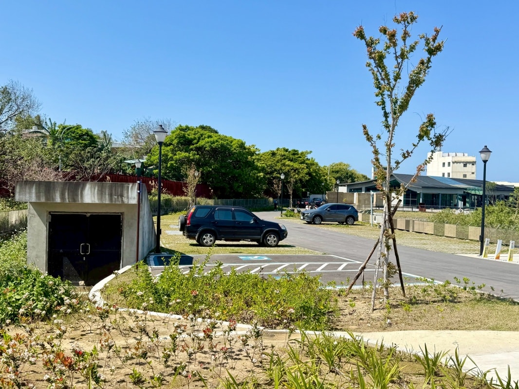 【桃園新景觀餐廳】Moon Island 沐嶋 Bistro桃園旗艦店:座落龍山生態公園綠意中的灰色美學,人氣景點龍山地下宮殿,內壢網美餐廳打卡新地標(內有最新菜單) - 第2張圖 【桃園新景觀餐廳】Moon Island 沐嶋 Bistro桃園旗艦店:座落龍山生態公園綠意中的灰色美學,人氣景點龍山地下宮殿,內壢網美餐廳打卡新地標(內有最新菜單)