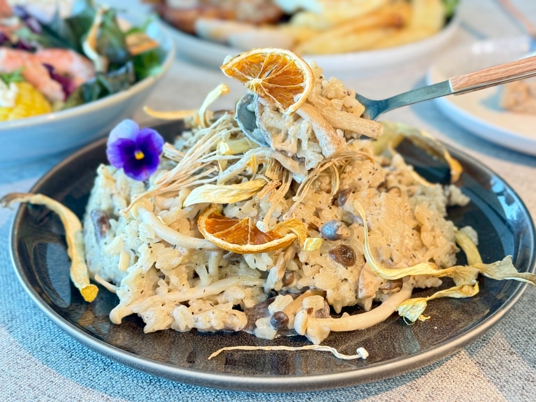 【桃園新景觀餐廳】Moon Island 沐嶋 Bistro桃園旗艦店:座落龍山生態公園綠意中的灰色美學,人氣景點龍山地下宮殿,內壢網美餐廳打卡新地標(內有最新菜單) - 第12張圖 【桃園新景觀餐廳】Moon Island 沐嶋 Bistro桃園旗艦店:座落龍山生態公園綠意中的灰色美學,人氣景點龍山地下宮殿,內壢網美餐廳打卡新地標(內有最新菜單)