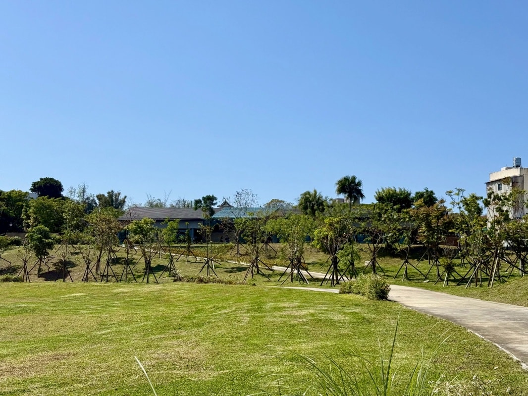 【桃園新景觀餐廳】Moon Island 沐嶋 Bistro桃園旗艦店:座落龍山生態公園綠意中的灰色美學,人氣景點龍山地下宮殿,內壢網美餐廳打卡新地標(內有最新菜單) - 第3張圖 【桃園新景觀餐廳】Moon Island 沐嶋 Bistro桃園旗艦店:座落龍山生態公園綠意中的灰色美學,人氣景點龍山地下宮殿,內壢網美餐廳打卡新地標(內有最新菜單)