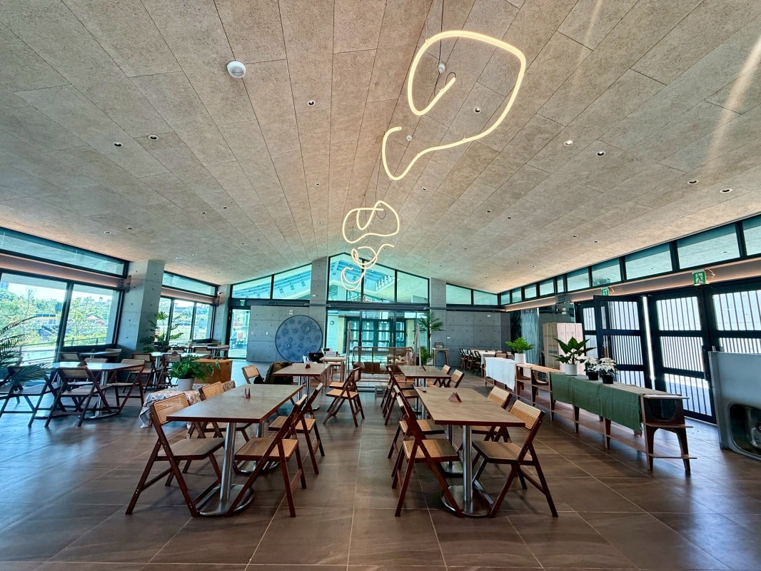 【桃園新景觀餐廳】Moon Island 沐嶋 Bistro桃園旗艦店：座落龍山生態公園綠意中的灰色美學，人氣景點龍山地下宮殿，內壢網美餐廳打卡新地標(內有最新菜單)
