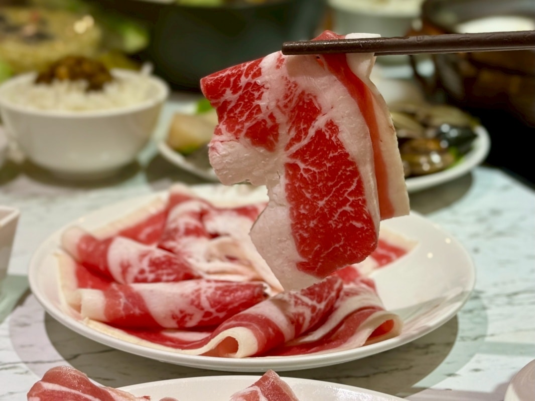 【三重火鍋推薦】老沐涮涮屋：套餐只要340元起就可以免費享用自助吧白飯、麵條、王子麵吃到飽還有麻奶鍋、雞湯鍋和壽喜燒