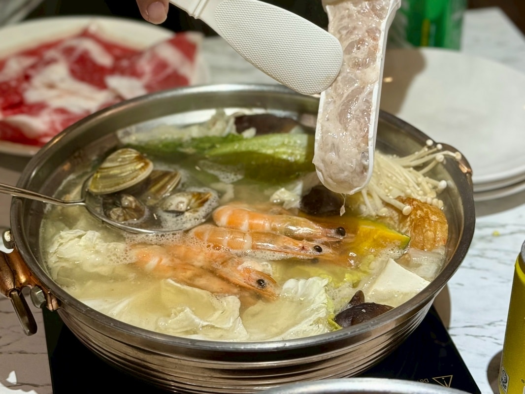 【三重火鍋推薦】老沐涮涮屋：套餐只要340元起就可以免費享用自助吧白飯、麵條、王子麵吃到飽還有麻奶鍋、雞湯鍋和壽喜燒