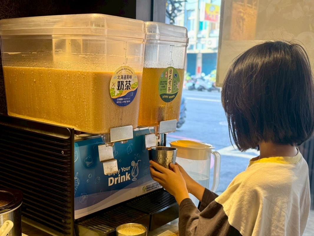【三重火鍋推薦】老沐涮涮屋：套餐只要340元起就可以免費享用自助吧白飯、麵條、王子麵吃到飽還有麻奶鍋、雞湯鍋和壽喜燒