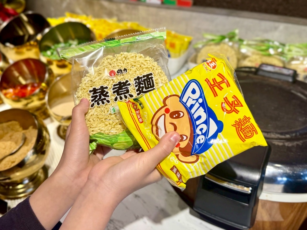【三重火鍋推薦】老沐涮涮屋：套餐只要340元起就可以免費享用自助吧白飯、麵條、王子麵吃到飽還有麻奶鍋、雞湯鍋和壽喜燒
